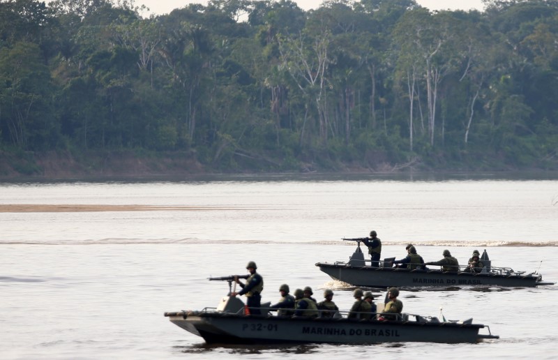 © Reuters. Brazilian Army soldiers patrol the border with Colombia during a training to show efforts to step up security along borders, in Vila Bittencourt