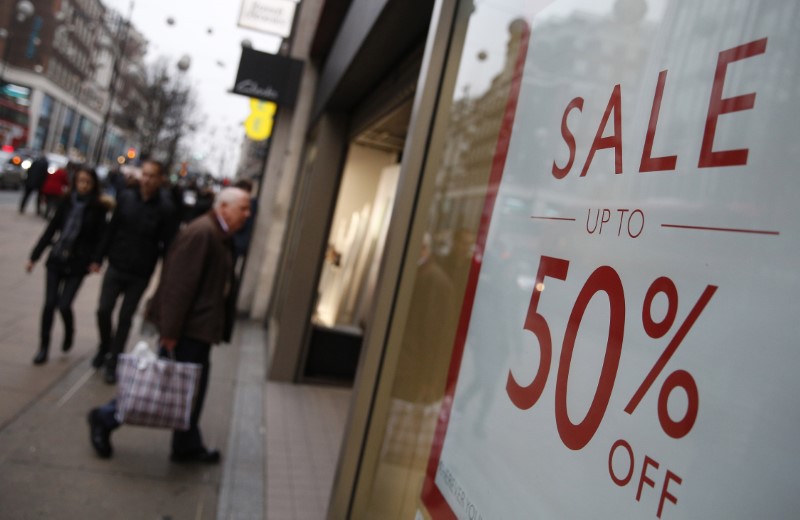 © Reuters. Shopper pass a sale sign on Oxford Street in London