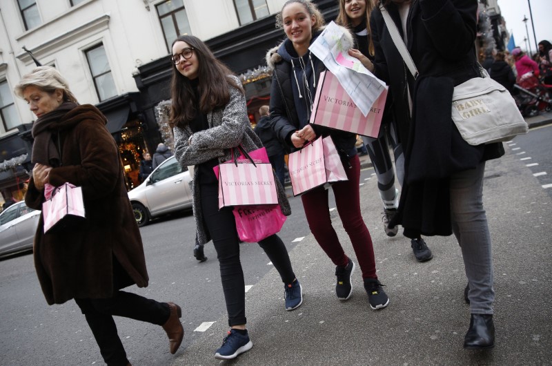 © Reuters. Shoppers carry bags on New Bond Street in London
