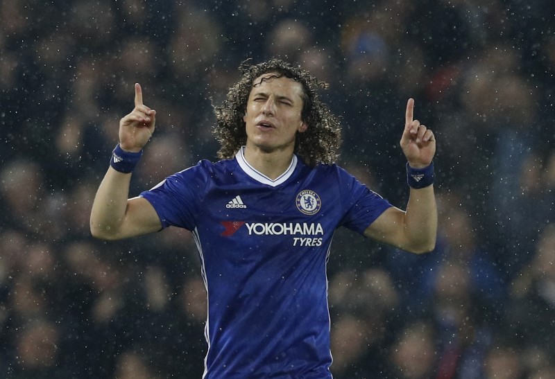 © Reuters. Chelsea's David Luiz celebrates scoring their first goal