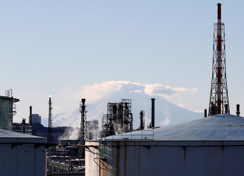 © Reuters. A factory area is seen in front of Mount Fuji in Yokohama