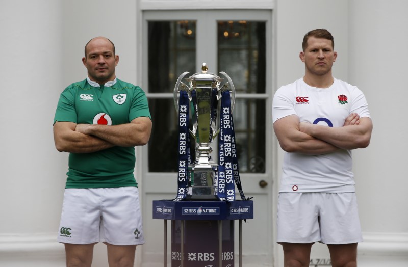 © Reuters. Ireland's Rory Best and England's Dylan Hartley pose with the RBS Six Nations Trophy during the RBS Six Nations Media Launch