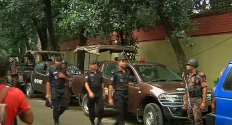 © Reuters. بنجلادش تعتقل 4 إسلاميين متهمين بالضلوع في هجوم على مقهى