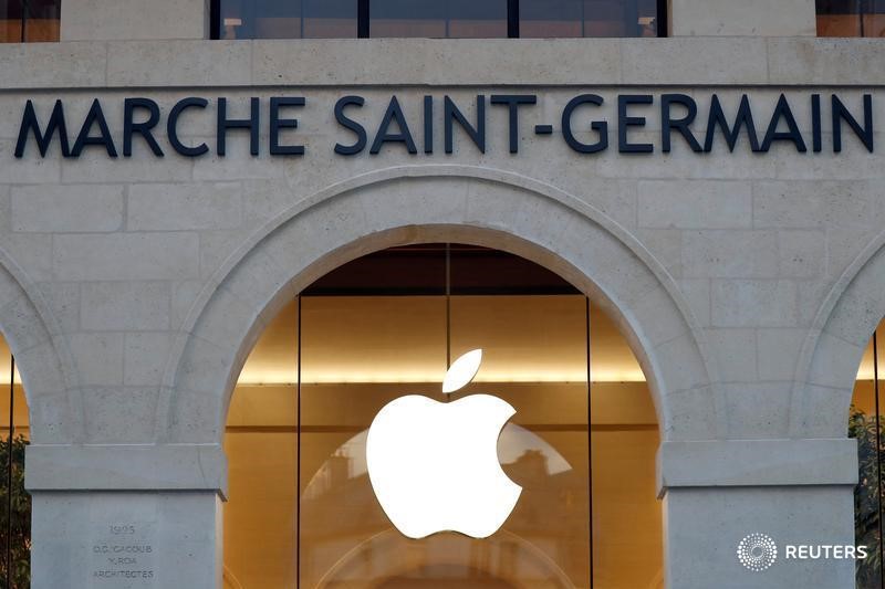 © Reuters. The Apple logo is seen on the facade of the new Apple Store in Paris