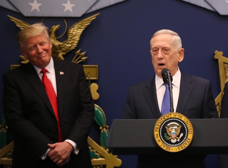 © Reuters. U.S. President Trump speaks at swearing-in ceremony for Defense Secretary Mattis at the Pentagon in Washington