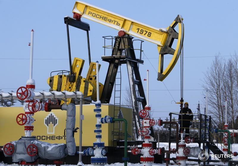 © Reuters. Станок-качалка Роснефти на Самотлорском нефтяном месторождении под Нижневартовском