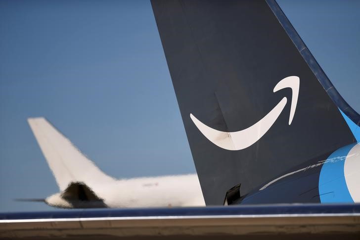 © Reuters. A wide body aircraft emblazoned with Amazon's Prime logo is unloaded at Lehigh Valley International Airport in Allentown, Pennsylvania, U.S.