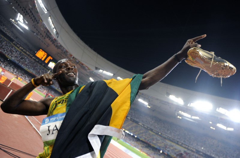 © Reuters. Bolt of Jamaica celebrates after his team won the men's 4x100m relay athletics final in the National Stadium during the Beijing 2008 Olympic Games
