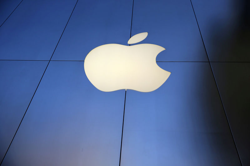 © Reuters. Apple anuncia sólidas cuentas trimestrales gracias al iPhone