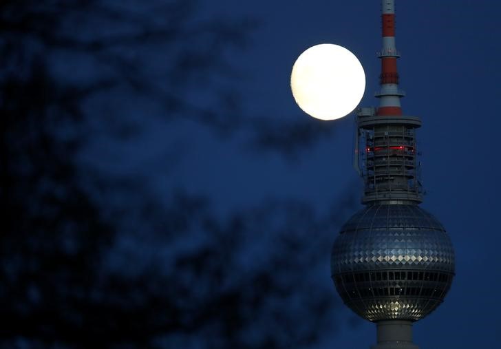 © Reuters. The moon is seen close to the TV Tower in Berlin