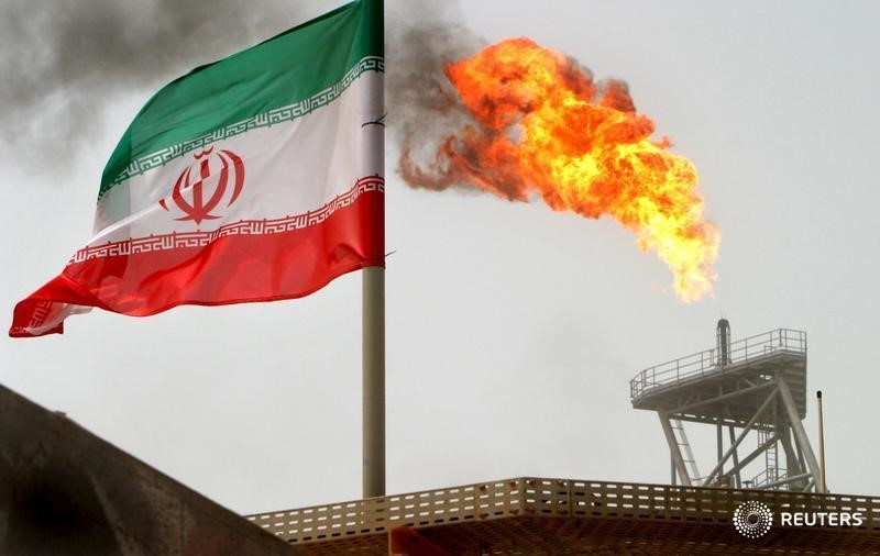 © Reuters. Флаг Ирана на нефтяной платформе на месторождении Soroush в Персидском заливе