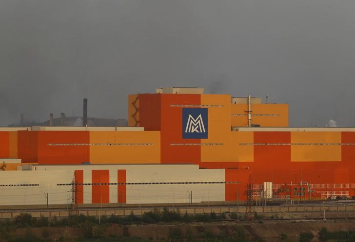 © Reuters. Вид на здание Магнитогорского металлургического комбината