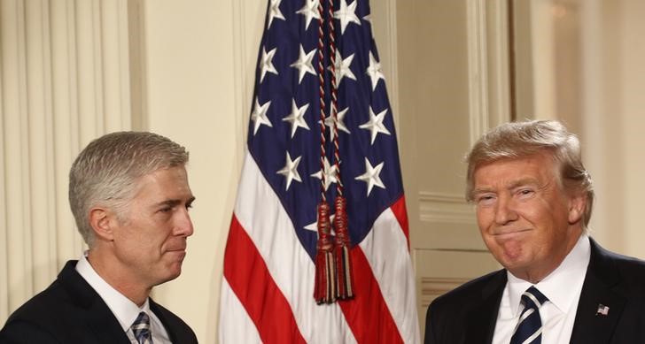 © Reuters. Presidente dos EUA, Donald Trump, e Neil Gorsuch durante evento na Casa Branca