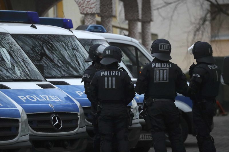 © Reuters. Membros das forças especiais da Alemanha vistos durante operação em Frankfurt