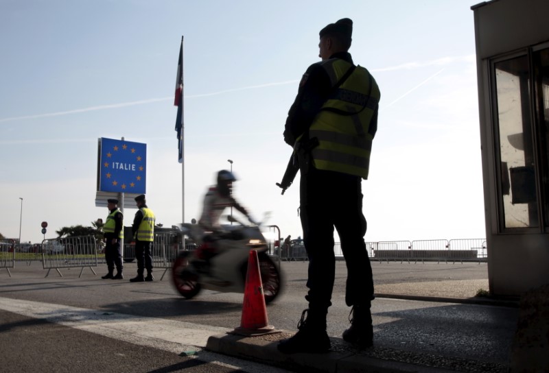 © Reuters. An armed French gendrame officer stands guard at the Franco-Italian border in Menton