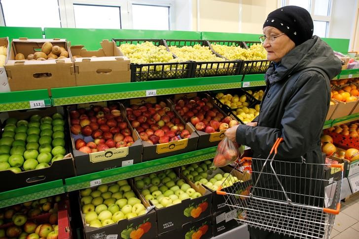 © Reuters. Покупатель в магазине Дикси в Москве