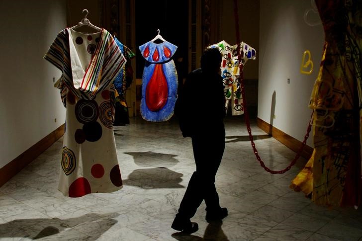 © Reuters. Homem observa obras da exibição "Fashion Art Havana" em Havana, Cuba