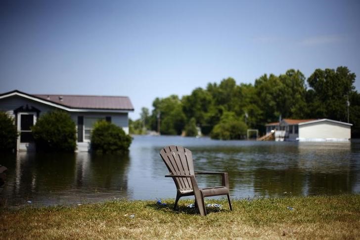 © Reuters. A chair is seen in a flooded neighborhood in Vicksburg, Mississippi