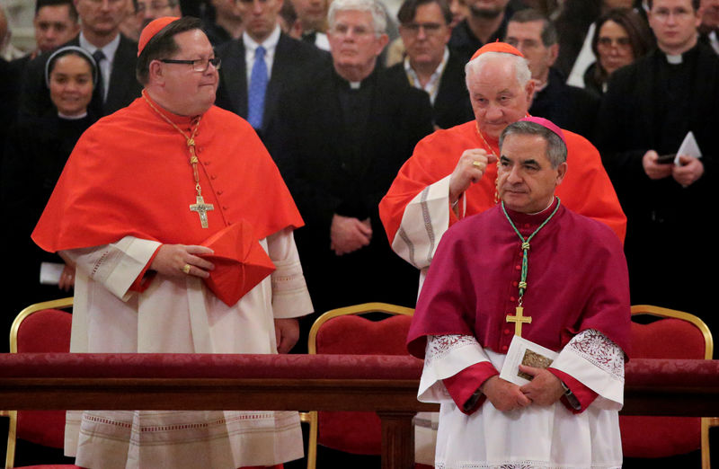 © Reuters. Vice-secretário de Estado do Vaticano, arcebispo Angelo Becciu, durante missa em Roma