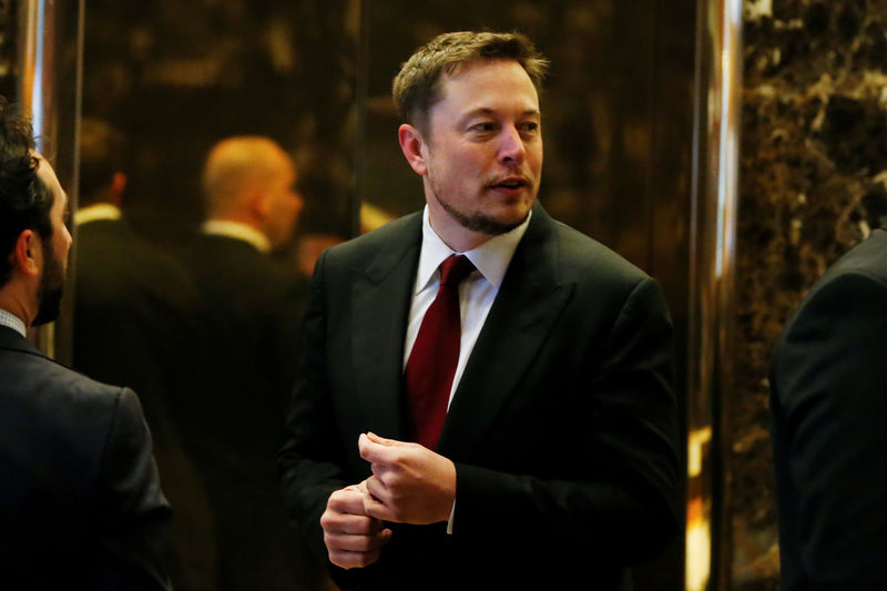 © Reuters. Tesla Chief Executive, Elon Musk enters the lobby of Trump Tower in Manhattan, New York