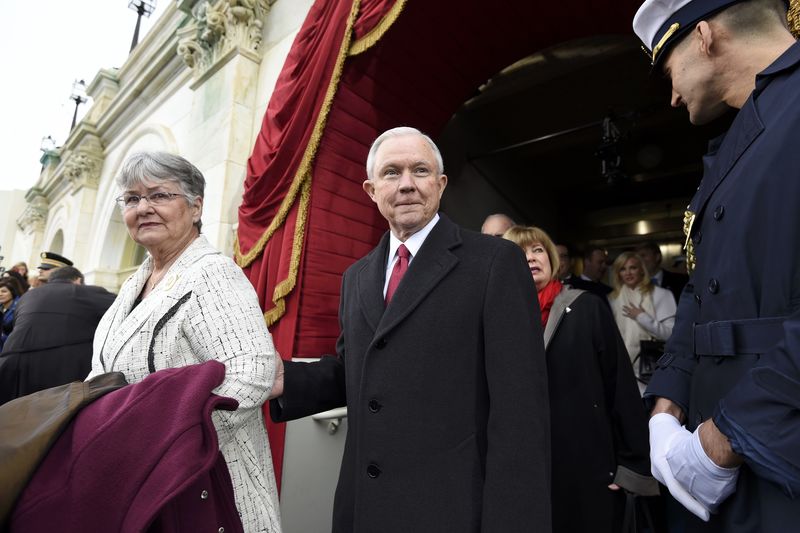 © Reuters. Jeff Sessions and his wife Mary Blackshear Sessions arrive for the Presidential Inauguration of Donald Trump at the US Capitol