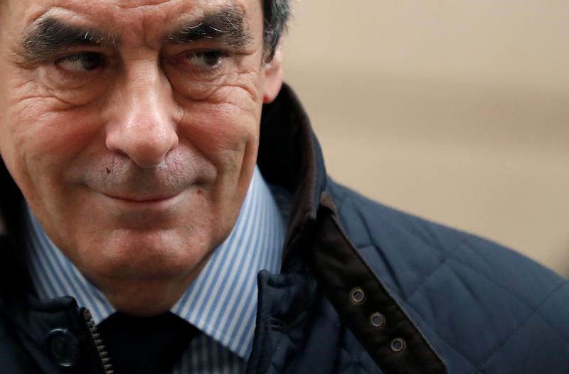 © Reuters. El francés Fillon denuncia un complot de la oposición tras el escándalo