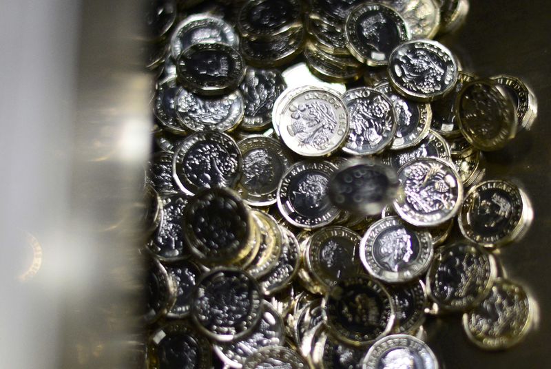 © Reuters. New one pound coins come off the production line at The Royal Mint, in Llantrisant