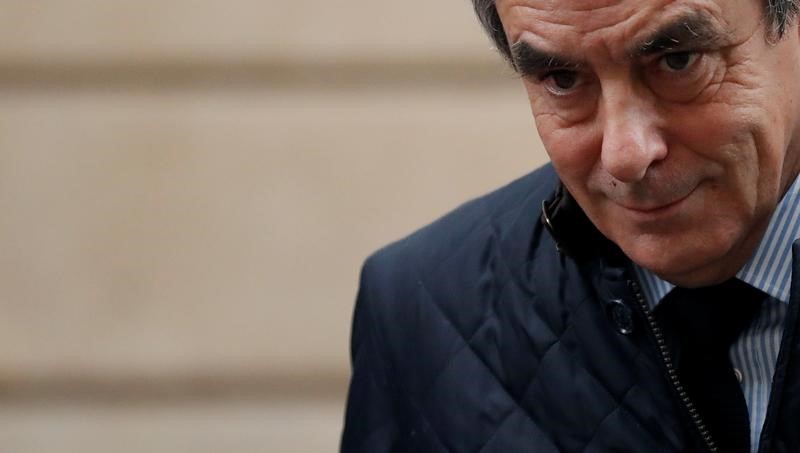 © Reuters. مرشح الرئاسة الفرنسية فيون يؤكد خوضه الانتخابات رغم فضيحة تتصل بزوجته
