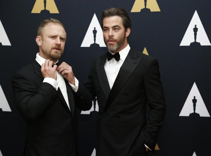 © Reuters. Atores Ben Foster e Chris Pine durante premiação em Los Angeles