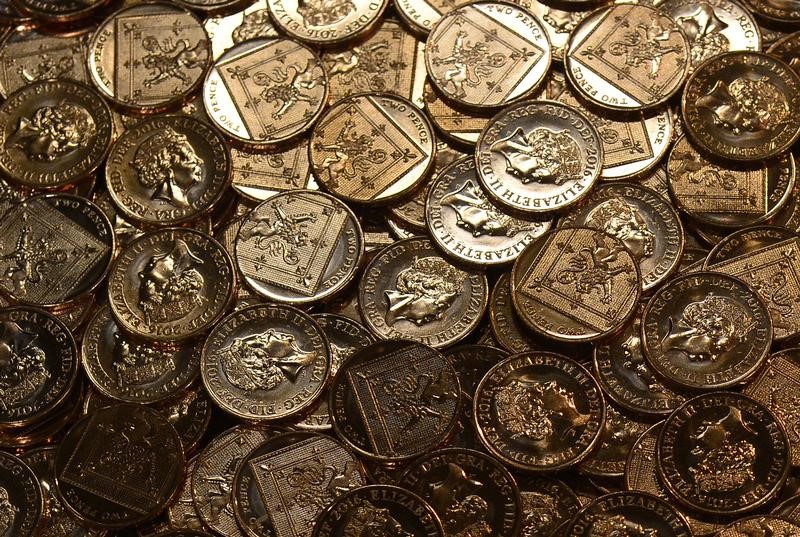 © Reuters. New two pence coins are seen at The Royal Mint, in Llantrisant