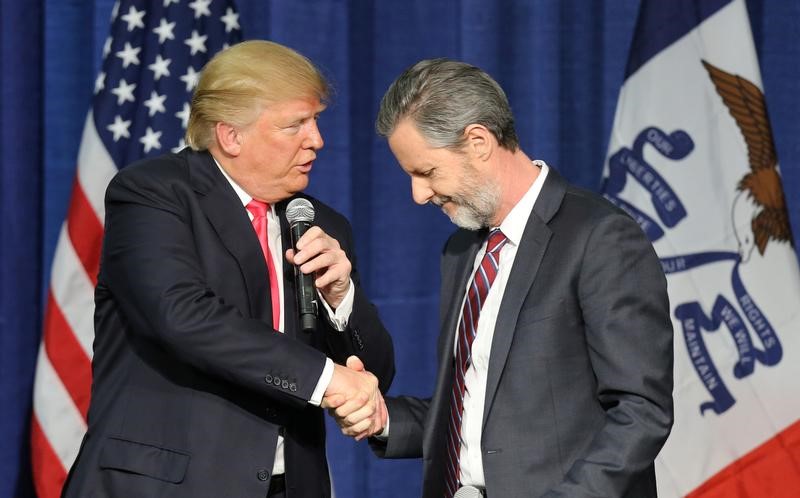 © Reuters. File Photo: U.S. Republican presidential candidate Donald Trump shakes hands with Jerry Falwell Jr. at a campaign rally in Council Bluffs, Iowa