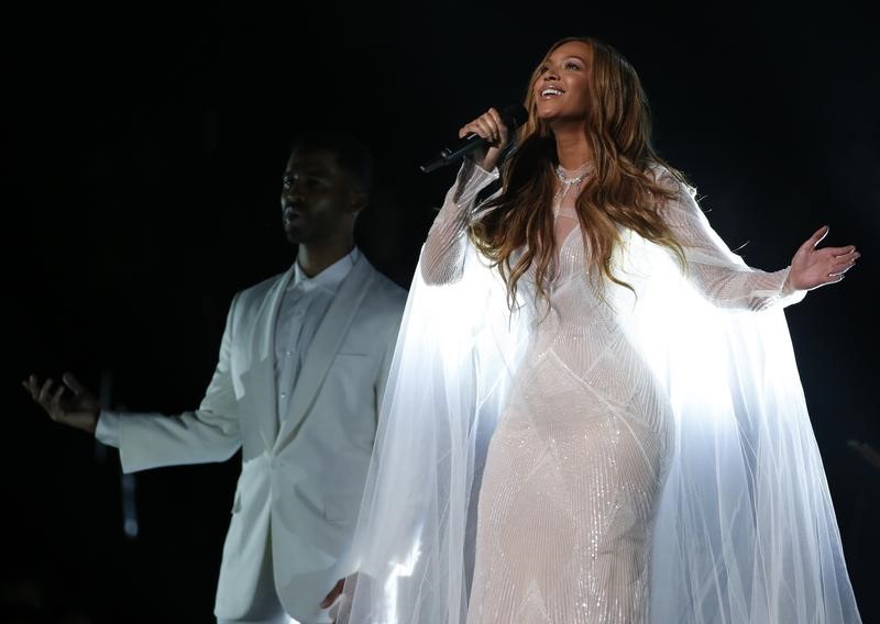 © Reuters. Beyoncé interpreta "Take My Hand" en la 57 edición anual de los Premios Grammy en Los Ángeles