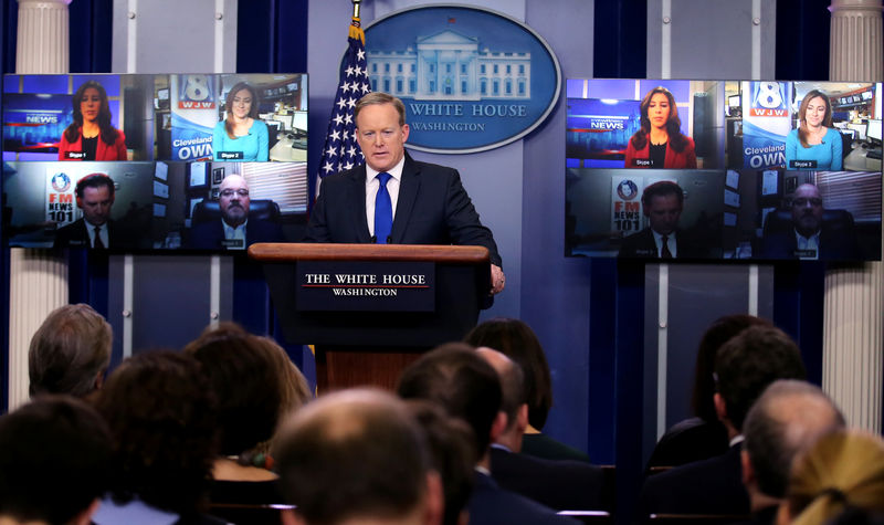 © Reuters. Press Secretary Sean Spicer speaks as television screen displays journalists who participate in the daily briefing via Skype at the White House in Washington U.S.