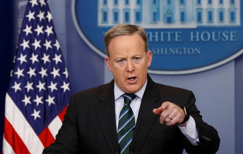 © Reuters. البيت الأبيض يقول إنه حدث الإرشادات الخاصة بحملة البطاقات الخضراء