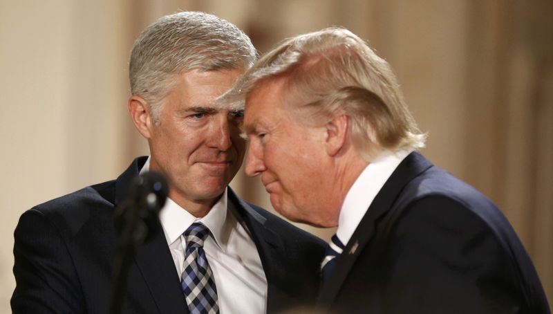 © Reuters. U.S. President Donald Trump and Neil Gorsuch smile as Trump nominated Gorsuch to be an associate justice of the U.S. Supreme Court at the White House in Washington