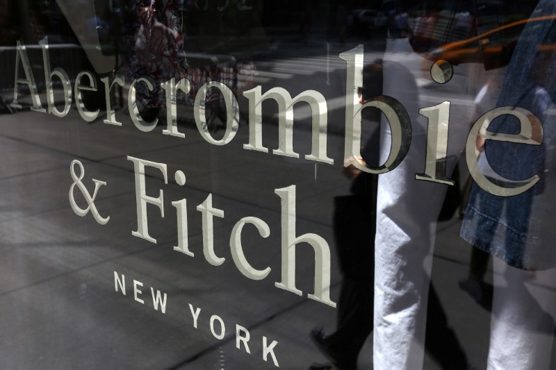 © Reuters. A woman is reflected in a window as she walks past an Abercrombie & Fitch store on 5th Avenue in the Manhattan borough of New York