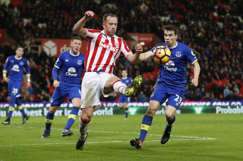 © Reuters. Stoke City's Charlie Adam in action with Everton's Seamus Coleman