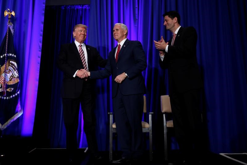 © Reuters. U.S. President Donald Trump is greeted by Vice President Mike Pence and House Speaker Paul Ryan as he arrives to speak at a congressional Republican retreat in Philadelphia