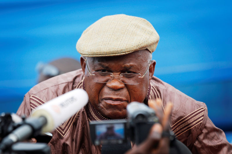 © Reuters. FILE PHOTO: Opposition leader Etienne Tshisekedi speaks to the media in Kinshasa