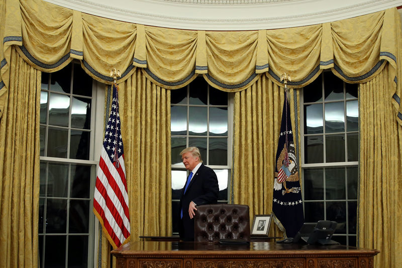 © Reuters. U.S. President Donald Trump attends a swearing in ceremony for the new U.S. Secretary of State Rex Tillerson at the Oval Office of the White House in Washington, DC