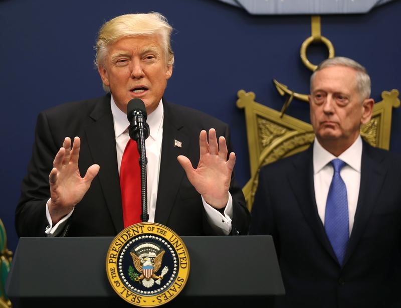 © Reuters. U.S. President Trump speaks at swearing-in ceremony for Defense Secretary Mattis at the Pentagon in Washington