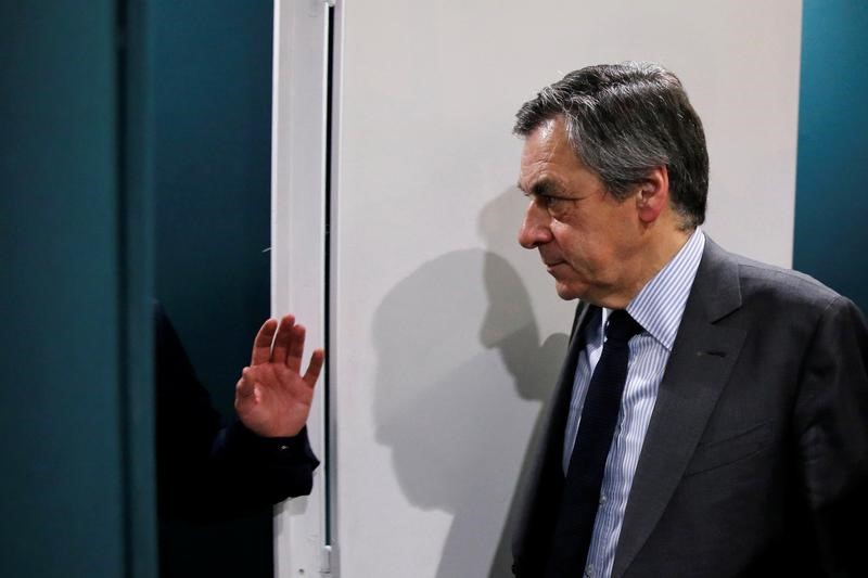 © Reuters. DEUX TIERS DE SONDÉS FAVORABLES AU RETRAIT DE FILLON