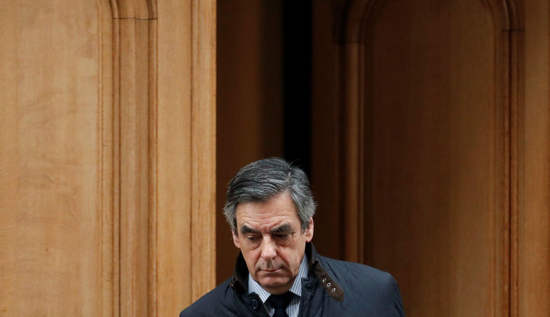 © Reuters. La mayoría de los franceses quieren que Fillon retire su candidatura - sondeo