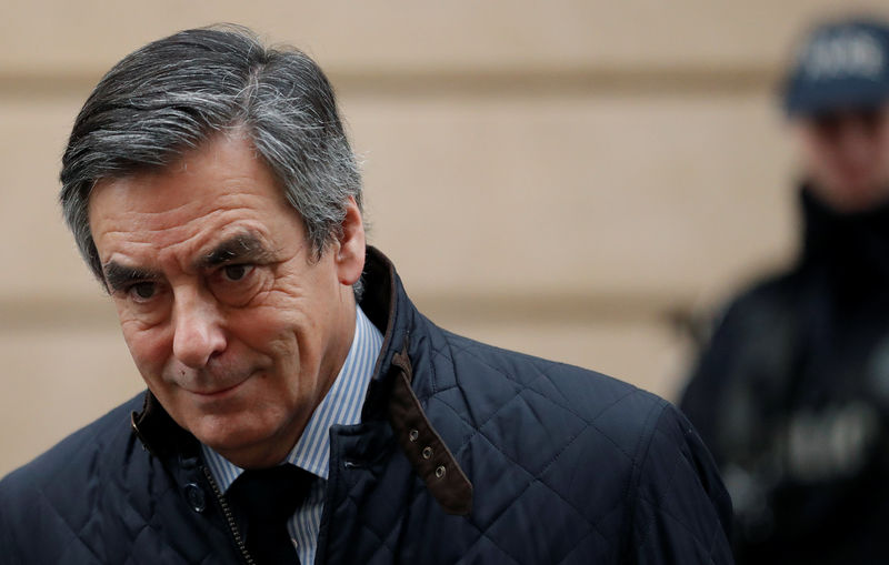 © Reuters. Former French prime minister Fillon, member of The Republicans political party and 2017 presidential candidate of the French centre-right, leaves home in Paris