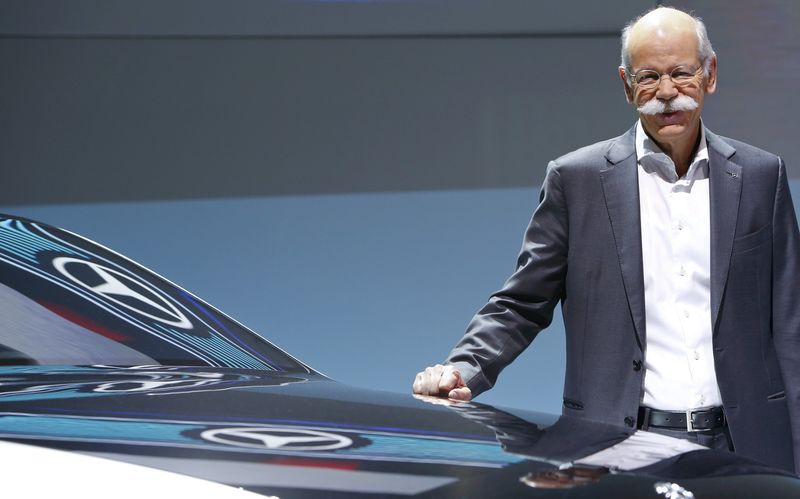 © Reuters. Daimler CEO Zetsche poses for pictures at the car maker's annual news conference in Stuttgart