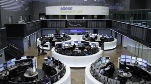 © Reuters. Las bolsas europeas bajan por decepcionantes datos empresariales