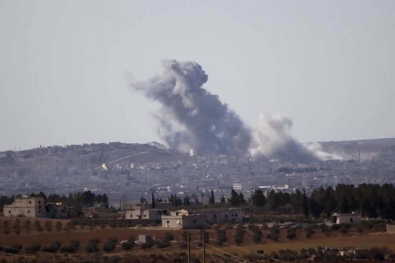 © Reuters. Fumaça vista na cidade síria de al-Bab