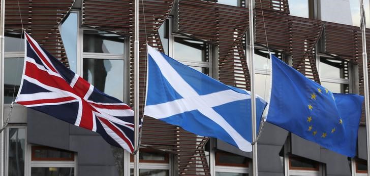 © Reuters. Londres no facilitará otro referéndum escocés, según el ministro de Defensa