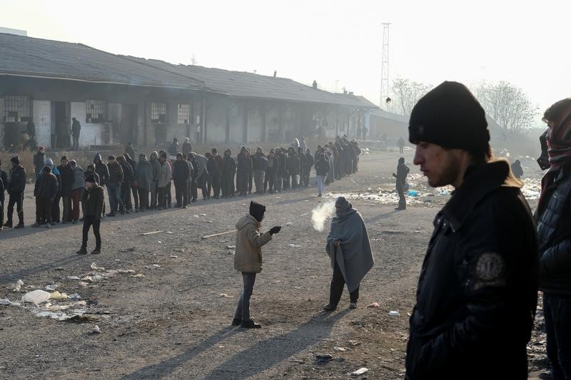 © Reuters. السلطات الصربية تفرض قيودا على مخيم للمهاجرين