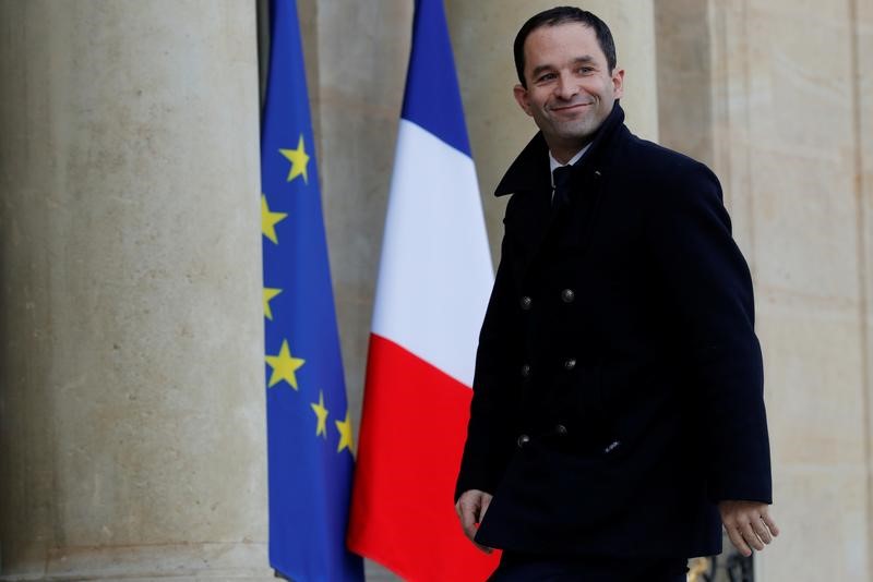 © Reuters. MONTÉE EN FLÈCHE DE BENOÎT HAMON DANS UN SONDAGE